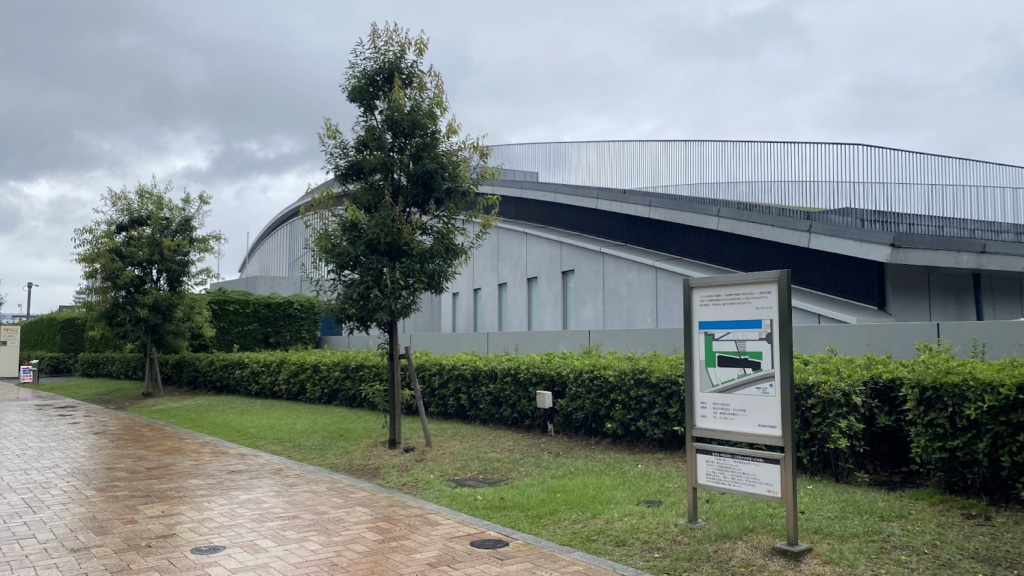 豊洲の「がすてなーに ガスの科学館」外観。地球の2万分の1の丸みを表した屋上