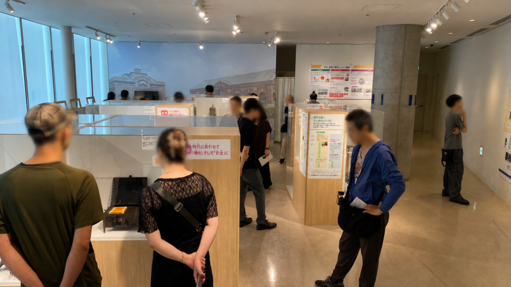 がすてなーに ガスの科学館の歴史ギャラリーを見学する参加者