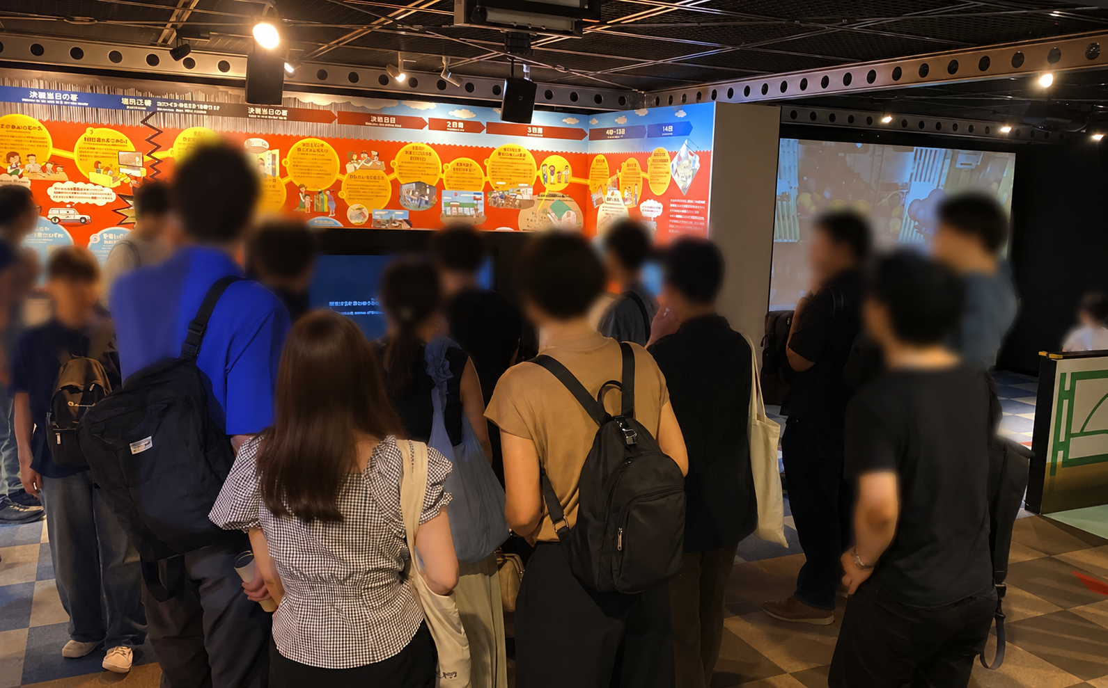 本所防災館3階でツアー前に展示を見る参加者