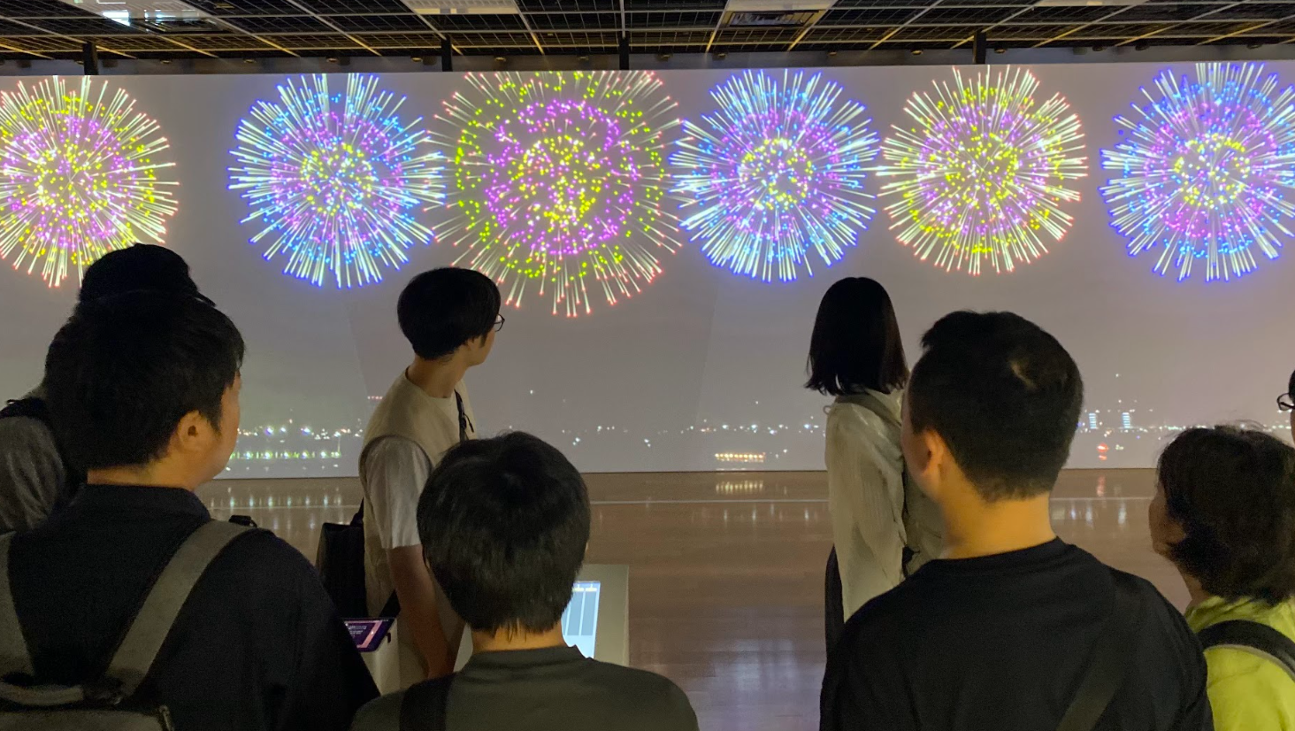 千葉工業大学 東京スカイツリータウンキャンパスの展示を見学する参加者