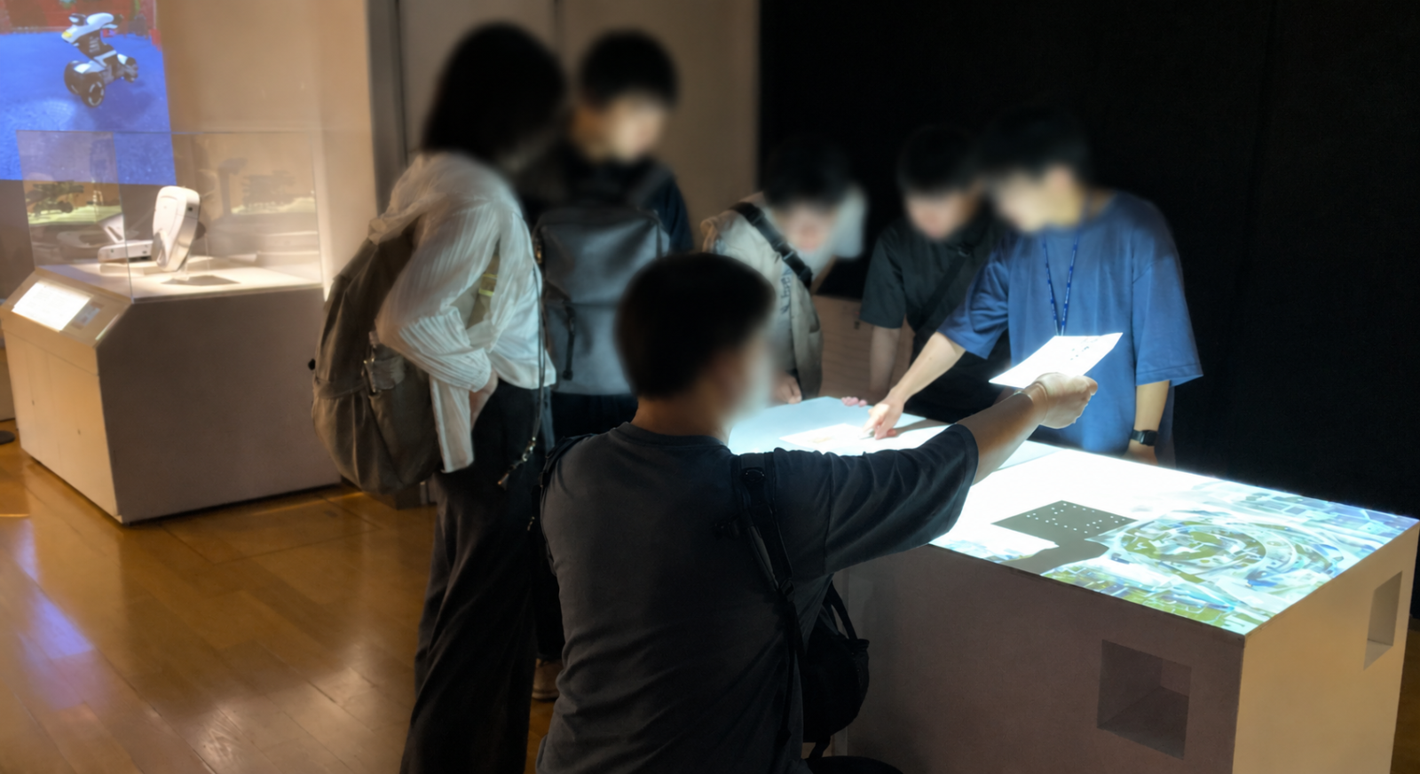 千葉工業大学 東京スカイツリータウンキャンパスの体験型展示を楽しむ参加者