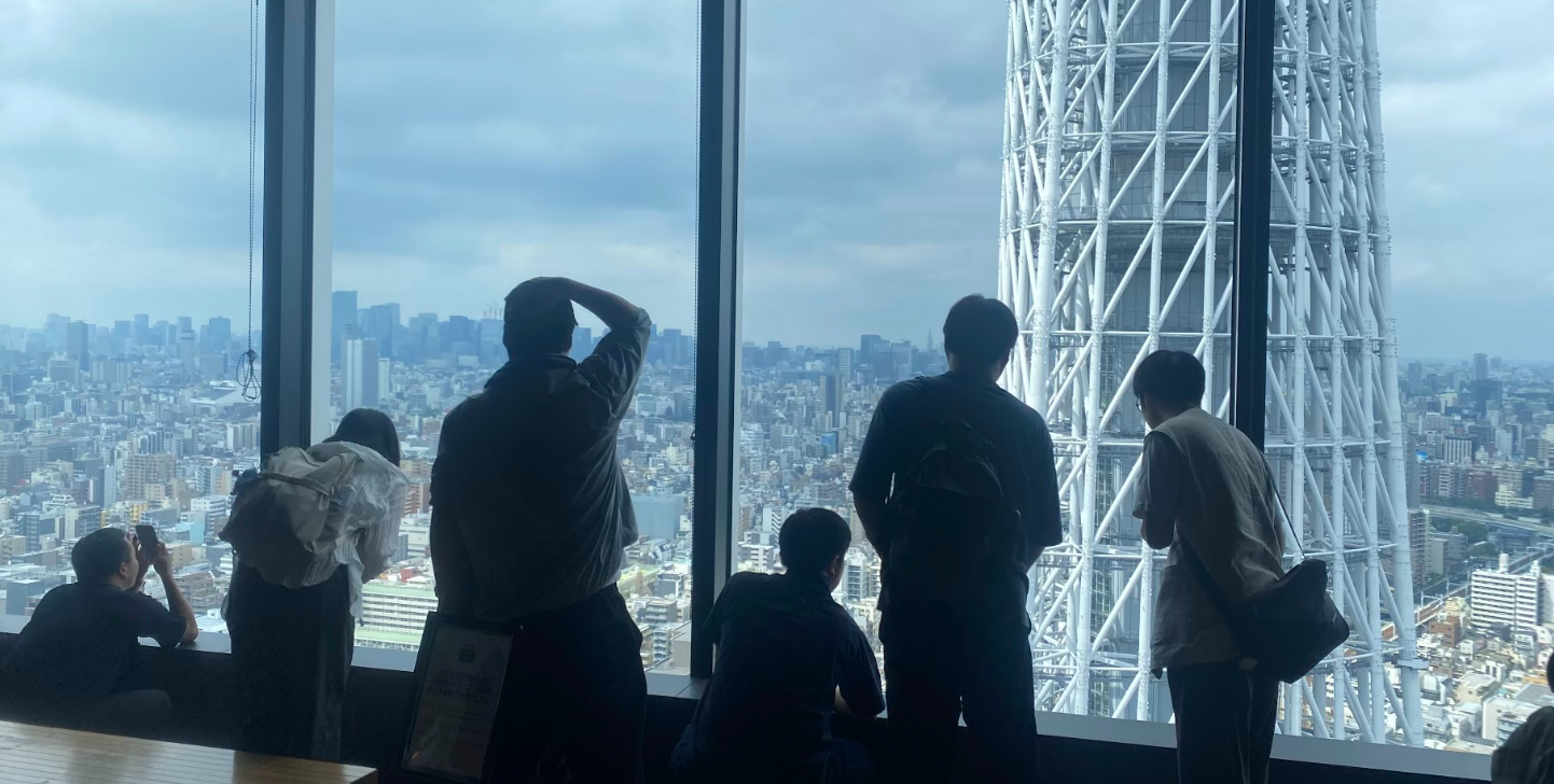 東京スカイツリータウン イーストタワー30階西側から東京スカイツリーを望む参加者