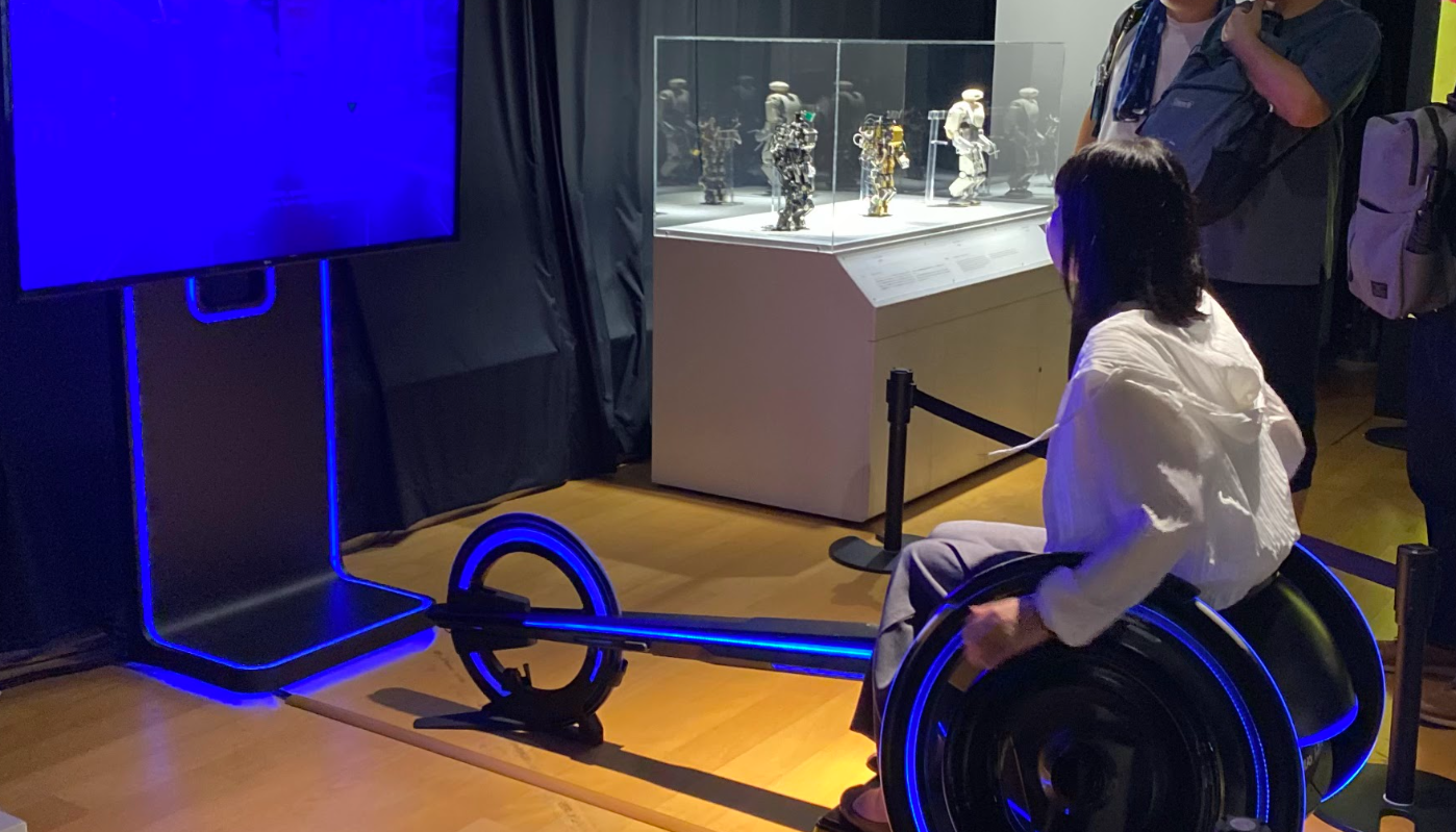 千葉工業大学 東京スカイツリータウンキャンパスのロボット展示を見学する参加者