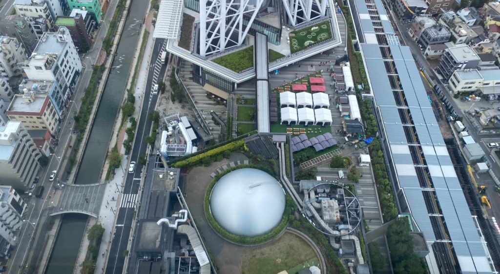 東京スカイツリータウン イーストタワー30階西側から見下ろす東京スカイツリータウン