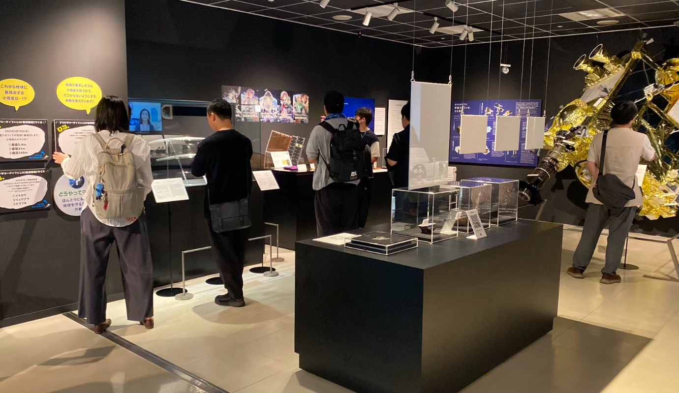 千葉工業大学 東京スカイツリータウンキャンパスの宇宙・先端科学展示を見学する参加者