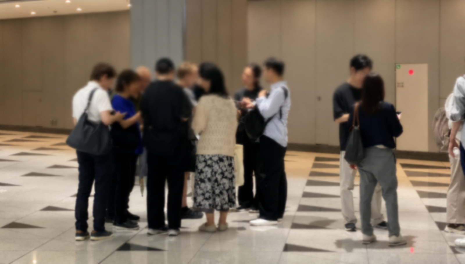 住友不動産六本木グランドタワーで集合するゆる歴史散歩会参加者