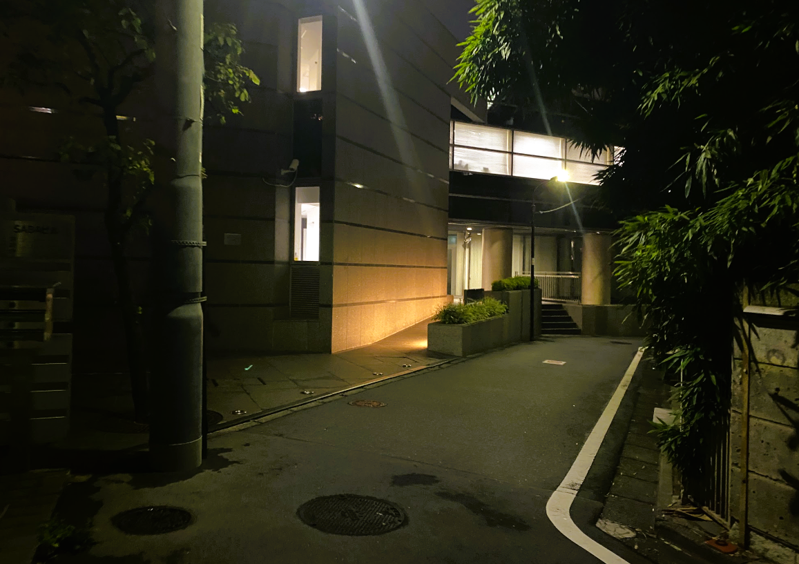 六本木四丁目の夜の路地