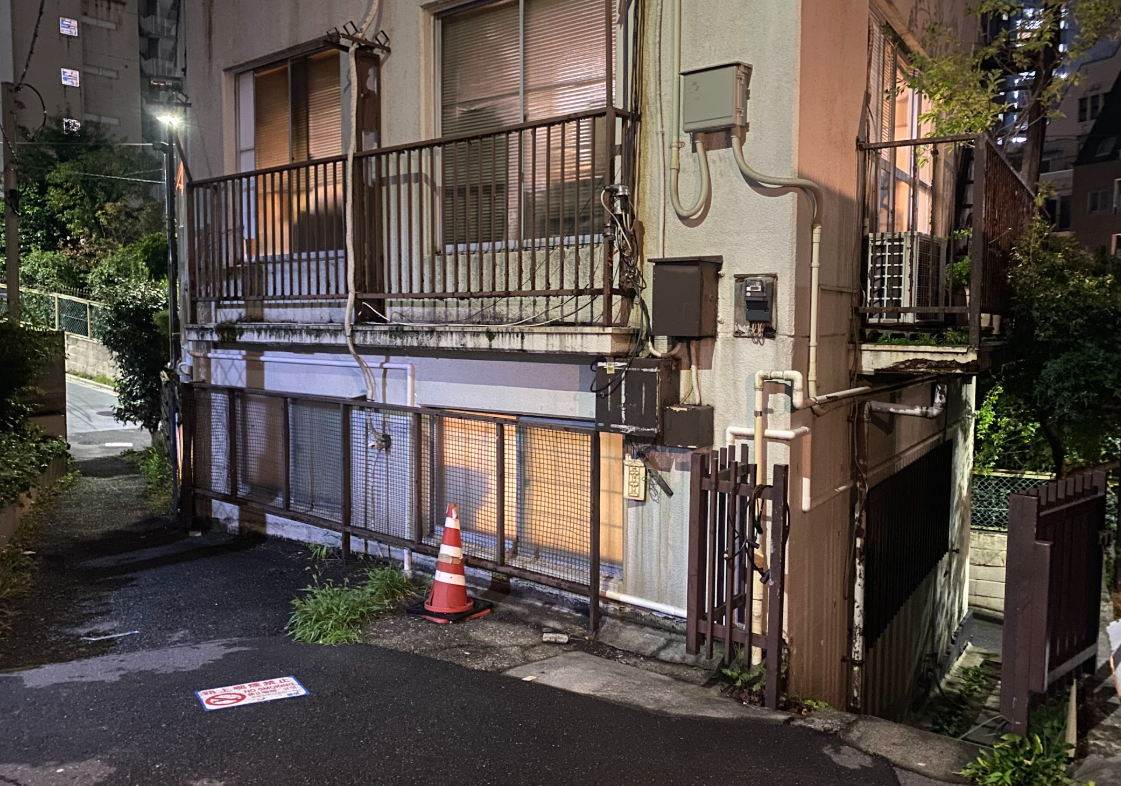 六本木三丁目の坂地に建つ住宅と路地