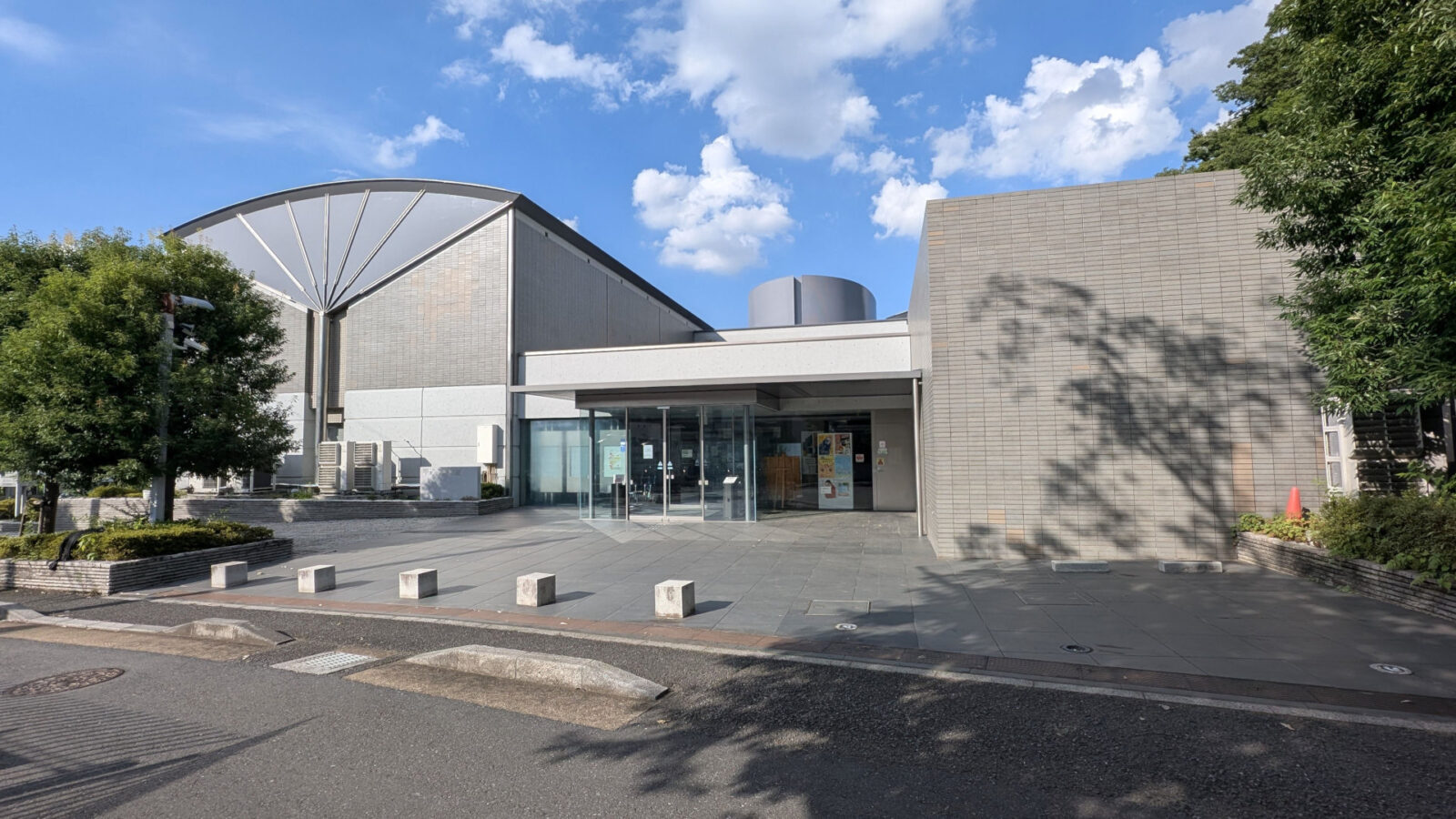 朝霞市博物館の正面入口と建物外観