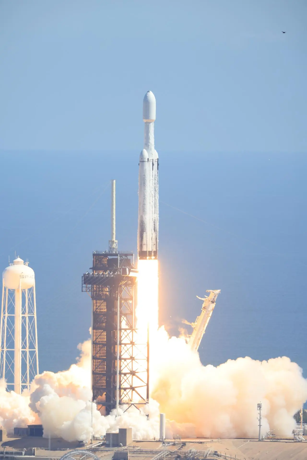 ケネディ宇宙センター39Aから打ち上がるFalcon Heavyロケット