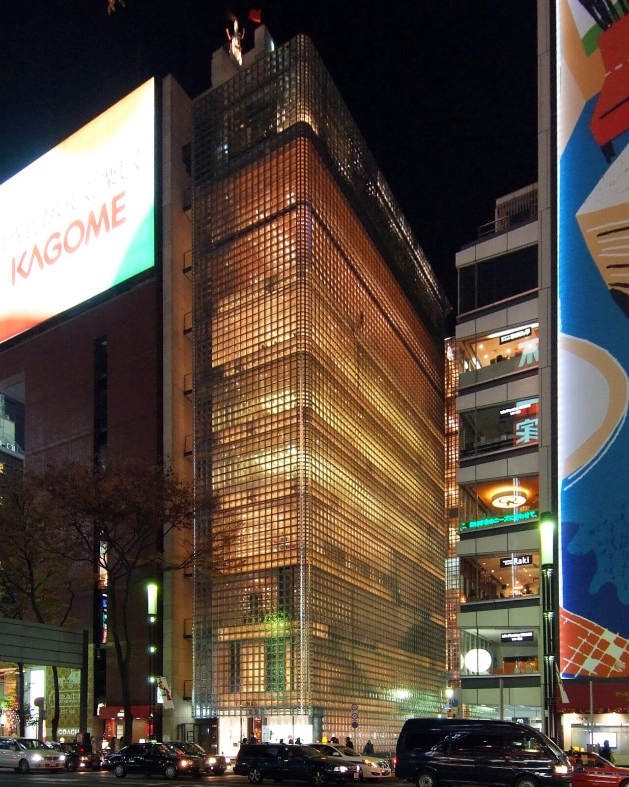ガラスブロックの外壁が光る夜の銀座メゾンエルメス
