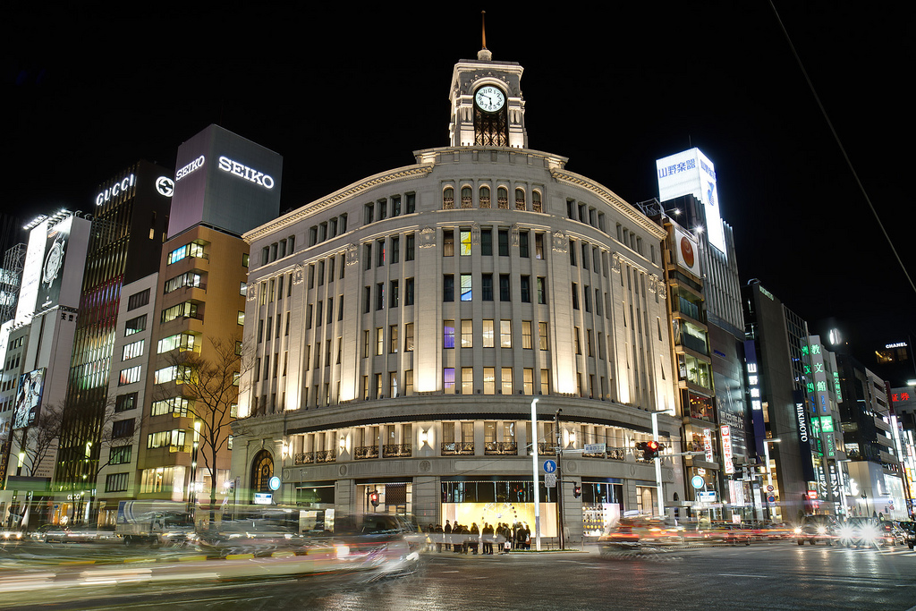 銀座四丁目交差点に立つ和光本館の時計塔