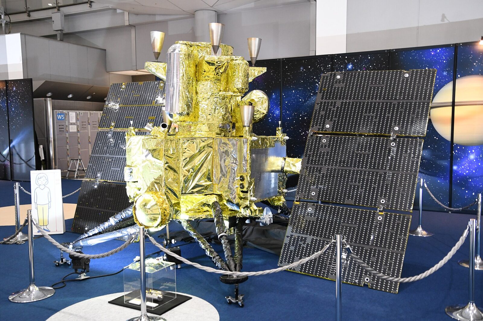火星衛星探査機MMXの2分の1スケール模型