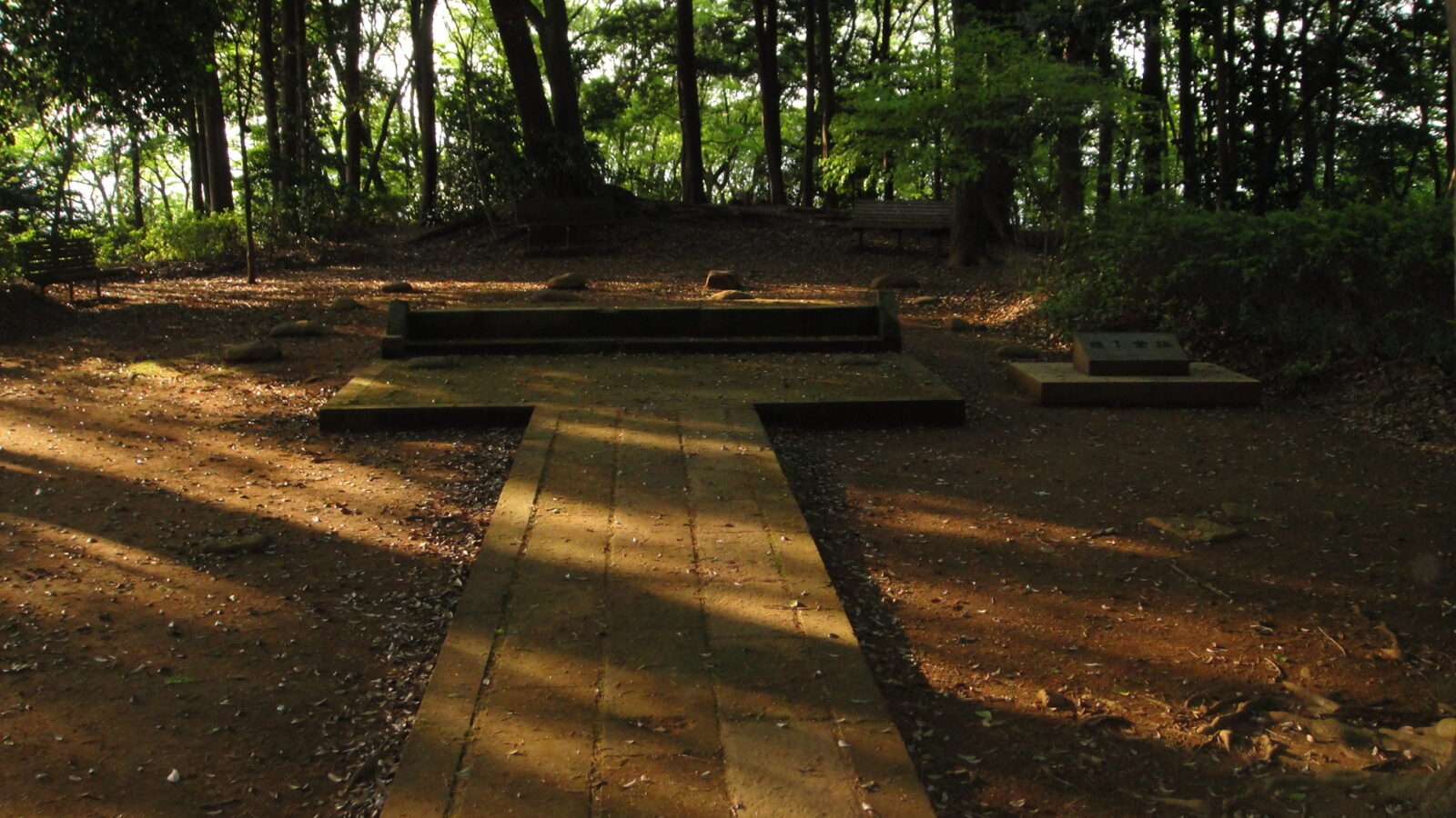 八王子市鑓水の大塚山公園に残る道了堂跡の礎石と石造物