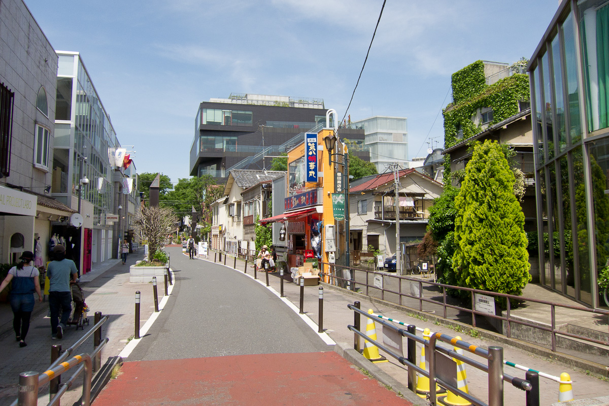 旧渋谷川遊歩道(キャットストリート)から旧参道橋方向を望む