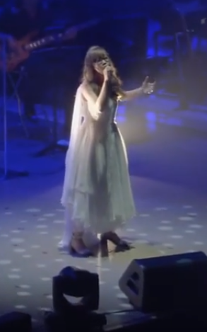 2015年、澤野弘之とのライブで歌うAimer