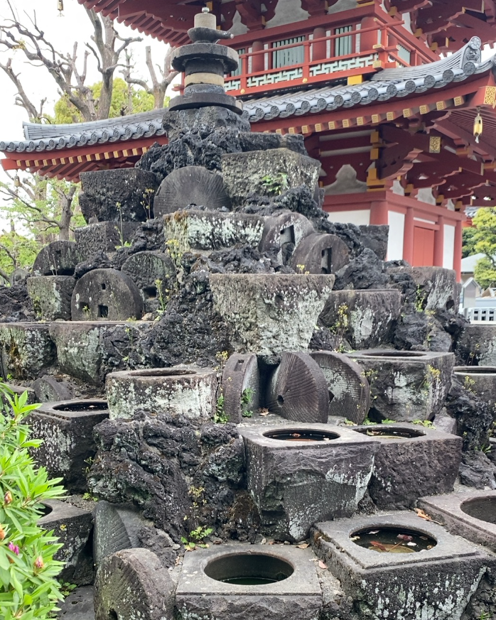 宝仙寺境内の石臼塚