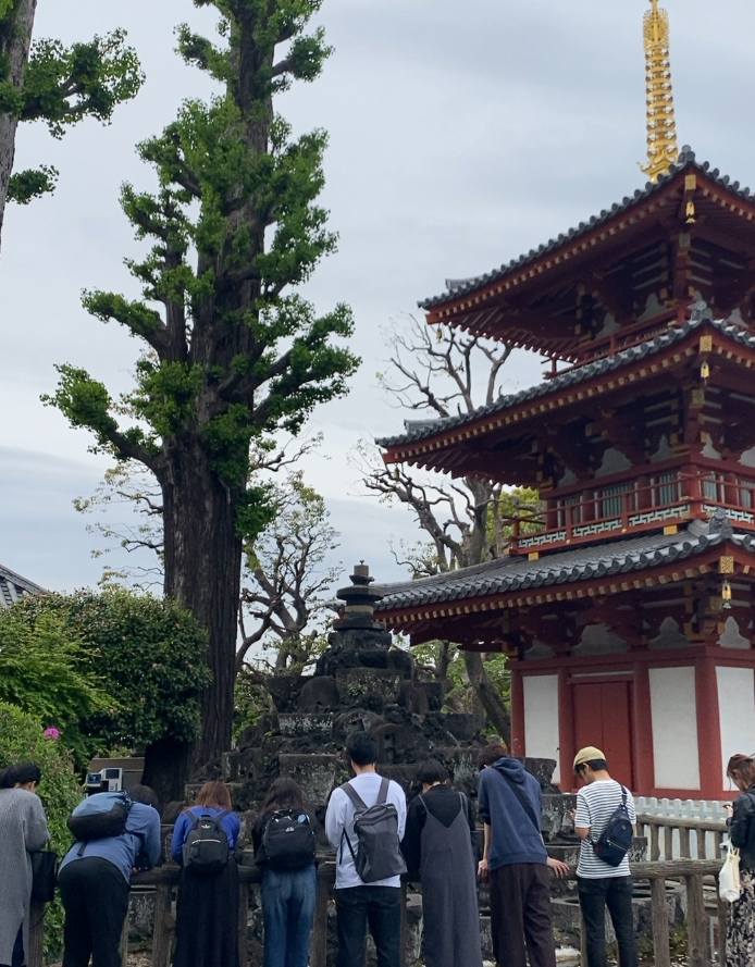 宝仙寺境内の石臼塚と現在の三重塔