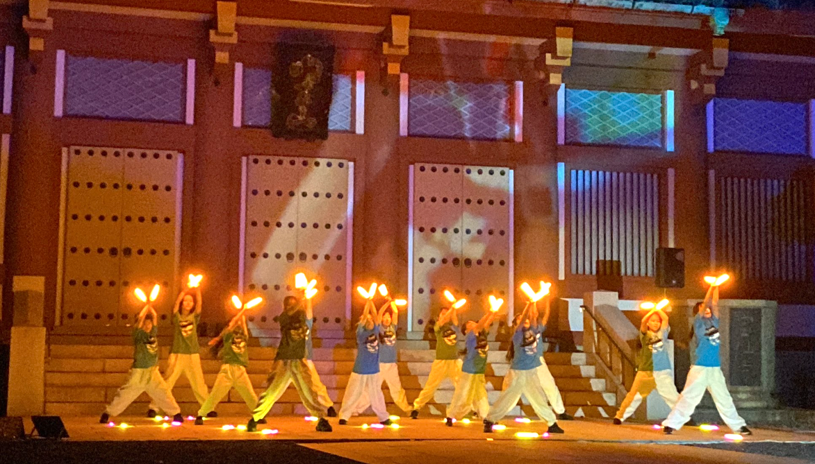 宝仙寺プロジェクションマッピング2026で踊る子どもたち