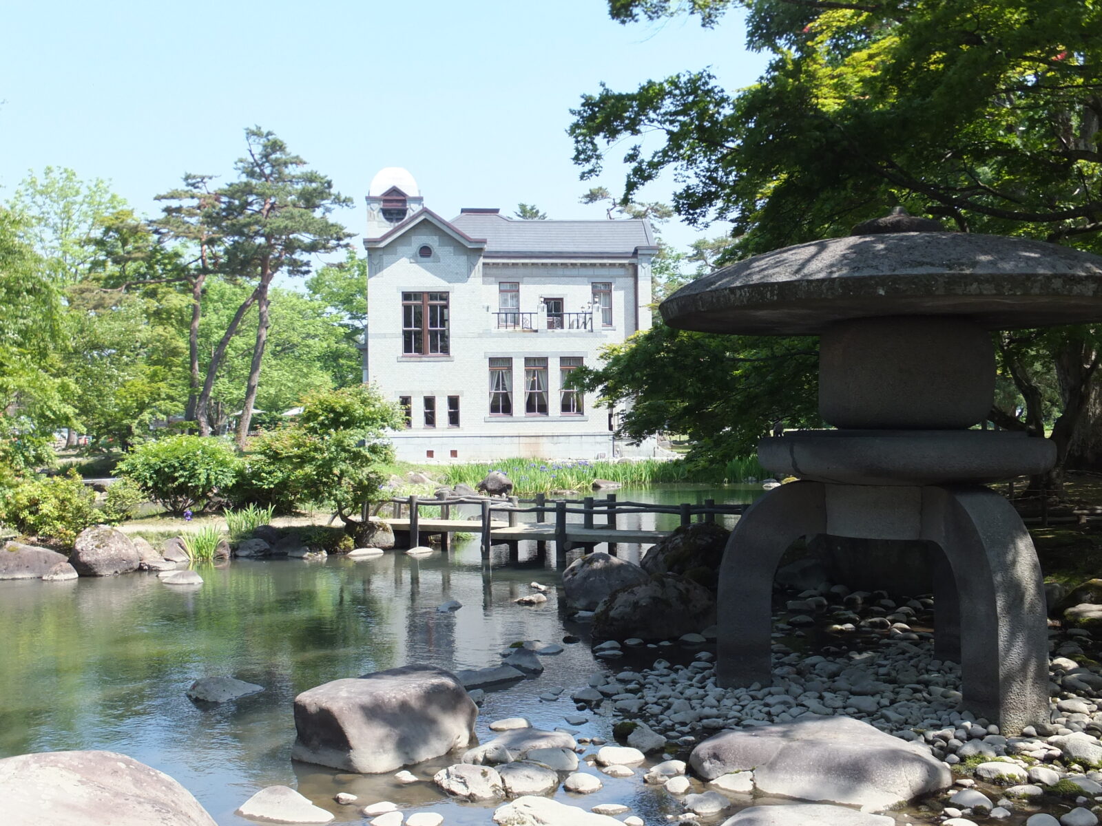 秋田県大仙市の旧池田氏庭園の池と洋館