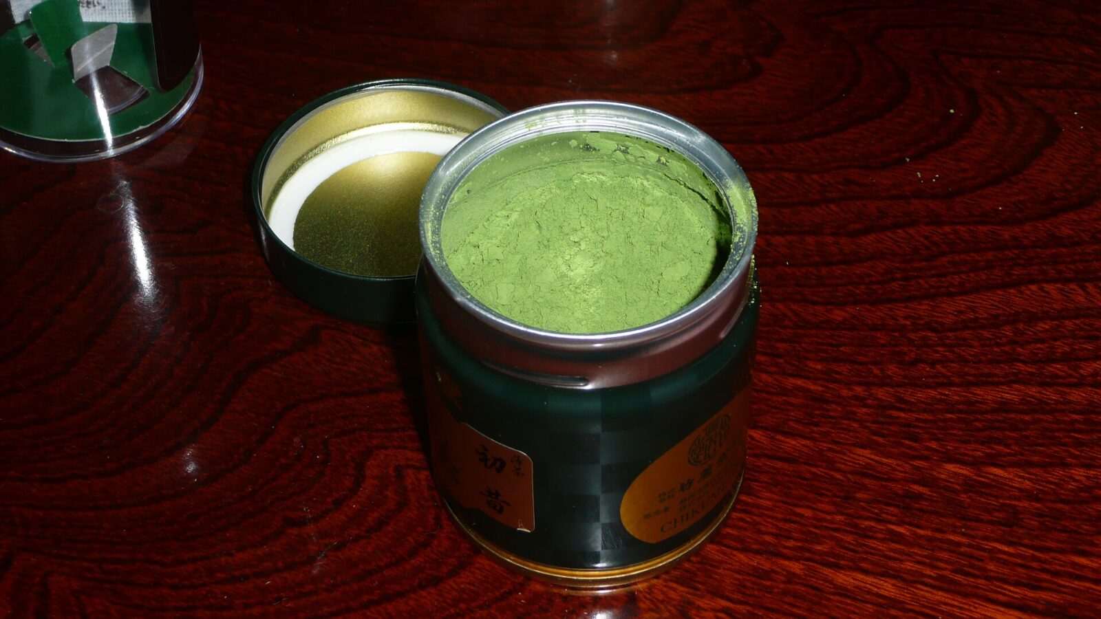 茶碗に点てられた日本の抹茶