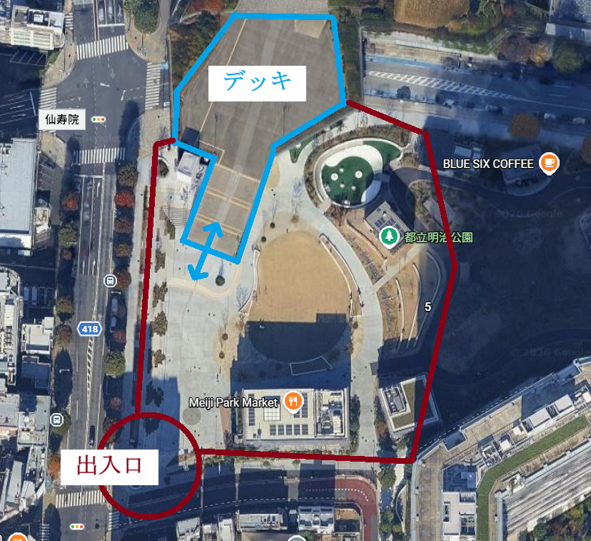 2026年神宮外苑花火大会当日の都立明治公園の観覧場所案内図。南西ゲートとデッキ位置を示す上空写真