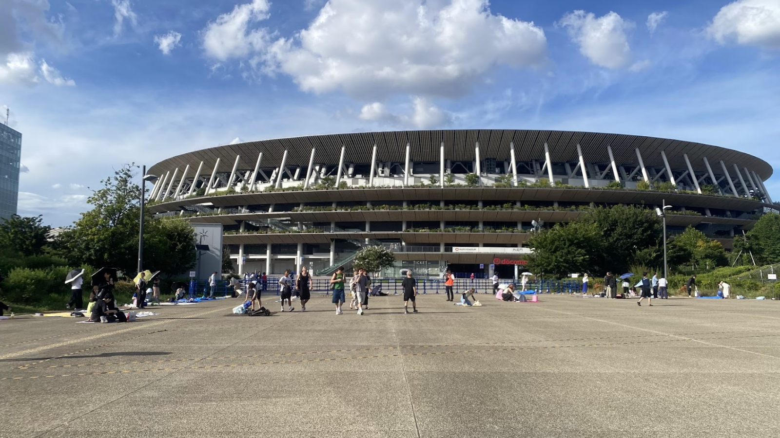 2026年8月8日16時ごろの明治公園デッキと国立競技場
