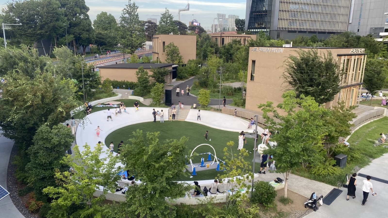 2026年8月8日16時ごろ明治公園デッキから見た園内