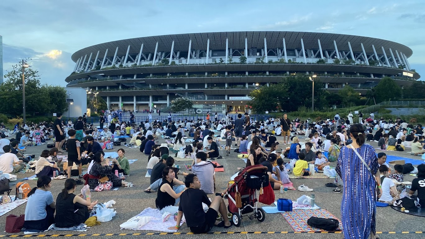 2026年8月8日18時30分ごろの都立明治公園デッキの混雑