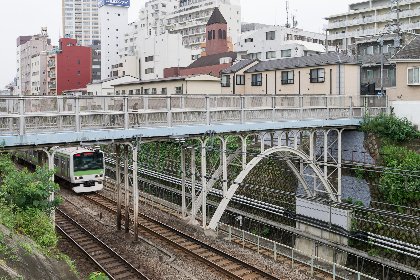 上大崎二丁目で山手線をまたぐ白金桟道橋