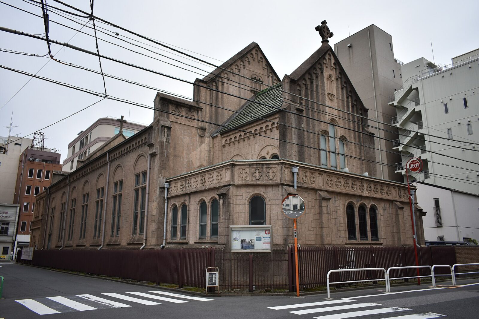 千代田区西神田に建つカトリック神田教会の外観