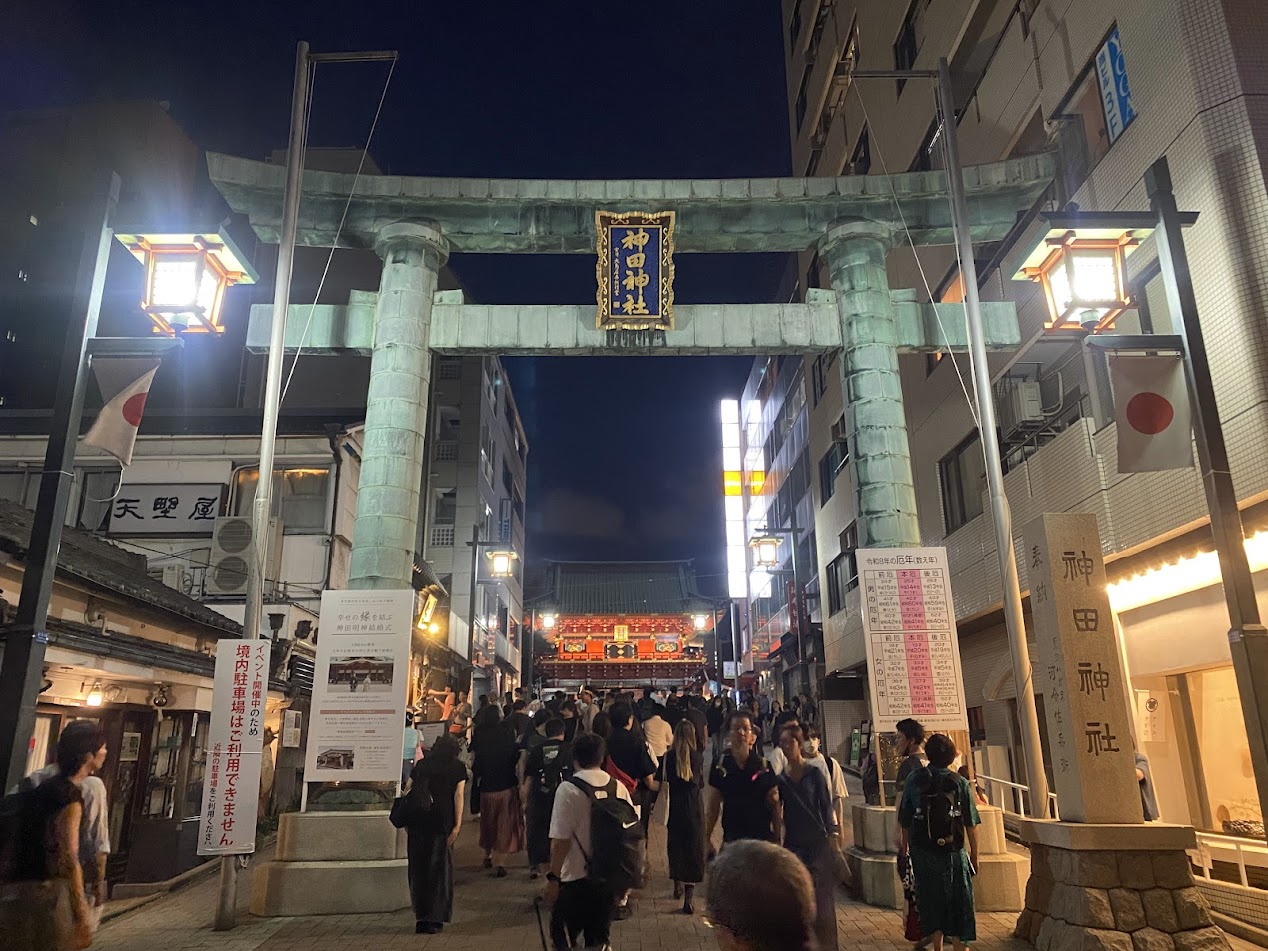 2026年神田明神納涼祭りの夜、神田神社の銅鳥居（大鳥居）から随神門を望む
