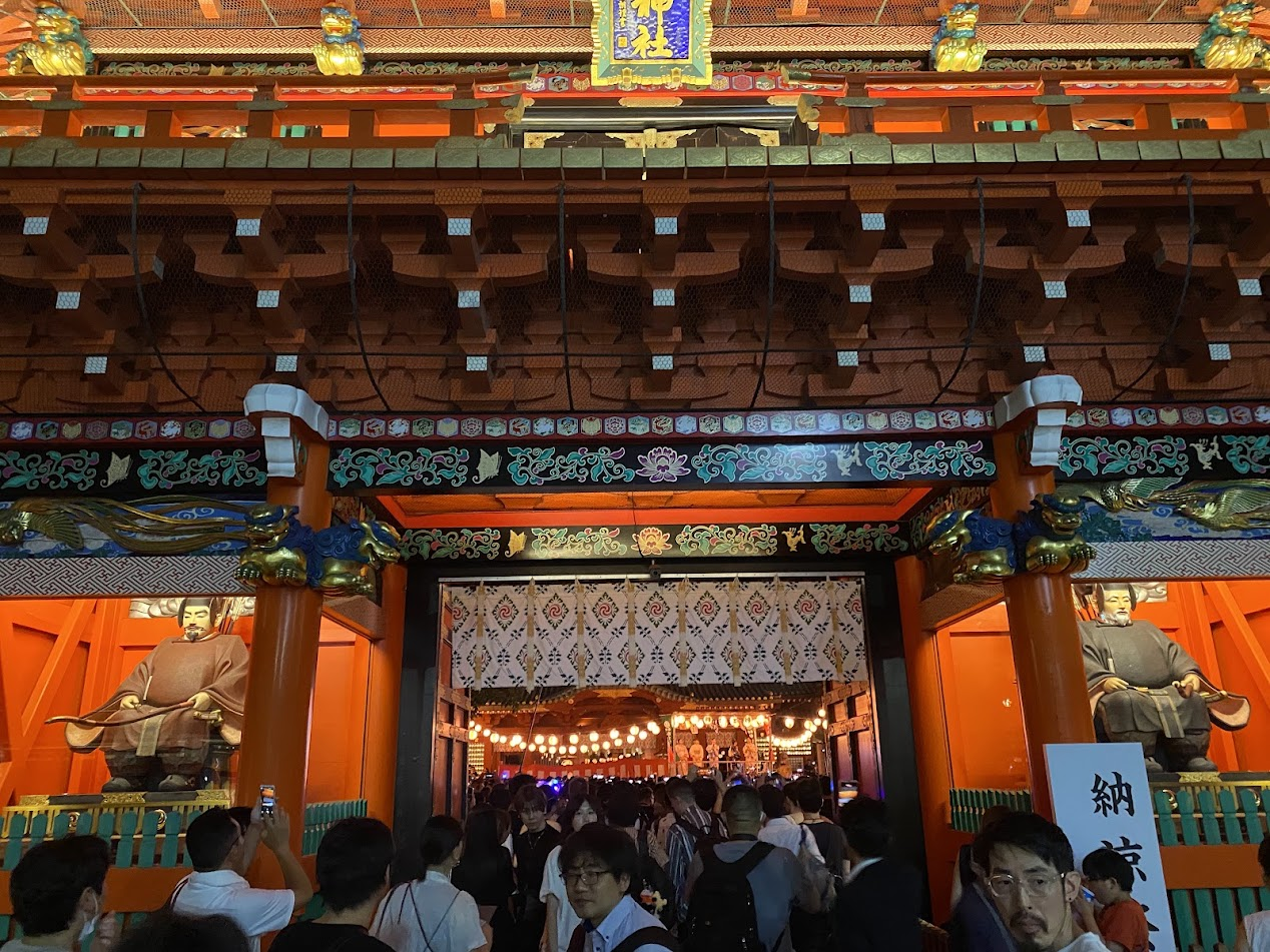 2026年神田明神納涼祭りでライトアップされた随神門と来場者
