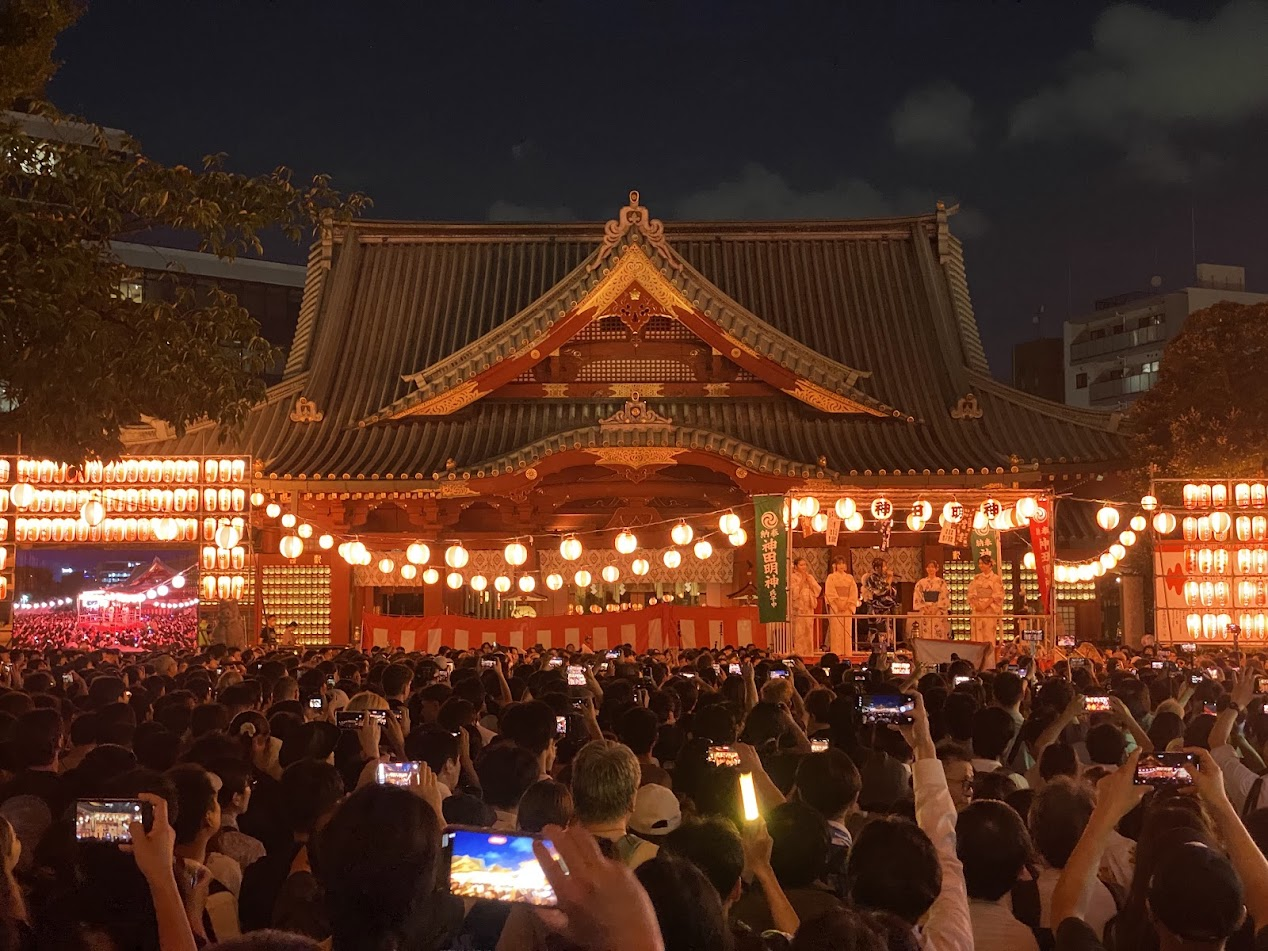 2026年神田明神アニソン盆踊り、社殿前の櫓と大勢の来場者