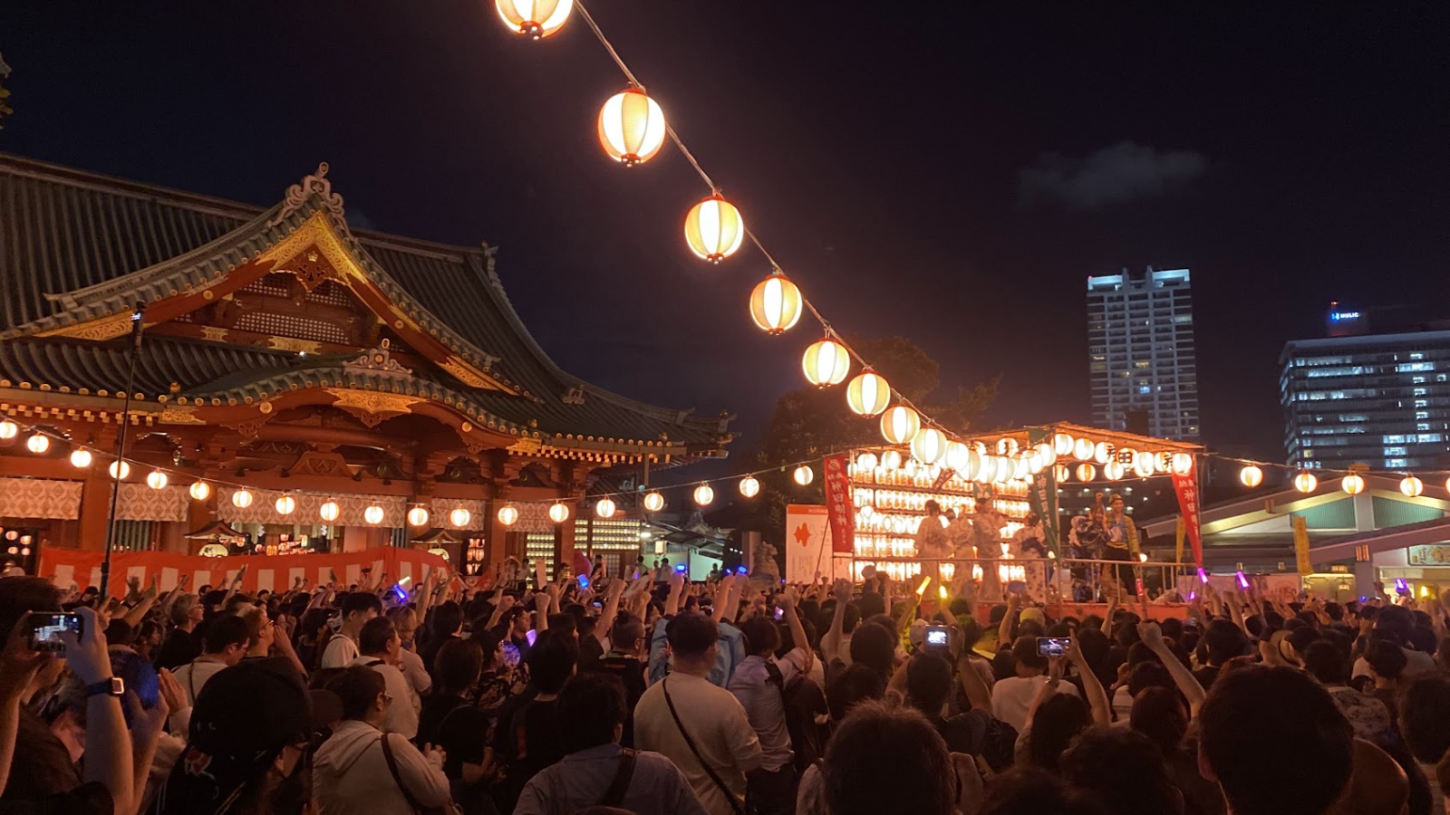 2026年神田明神納涼祭りの社殿と提灯、盆踊り会場を斜めから見た様子