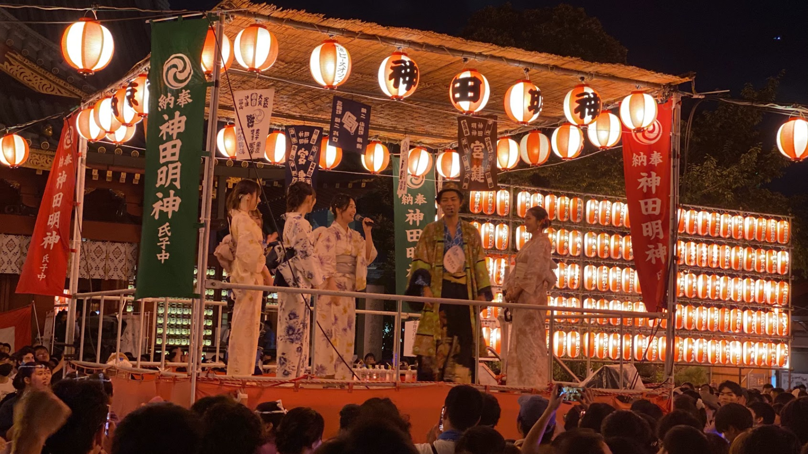 2026年神田明神アニソン盆踊りの櫓でゲストがトークする様子