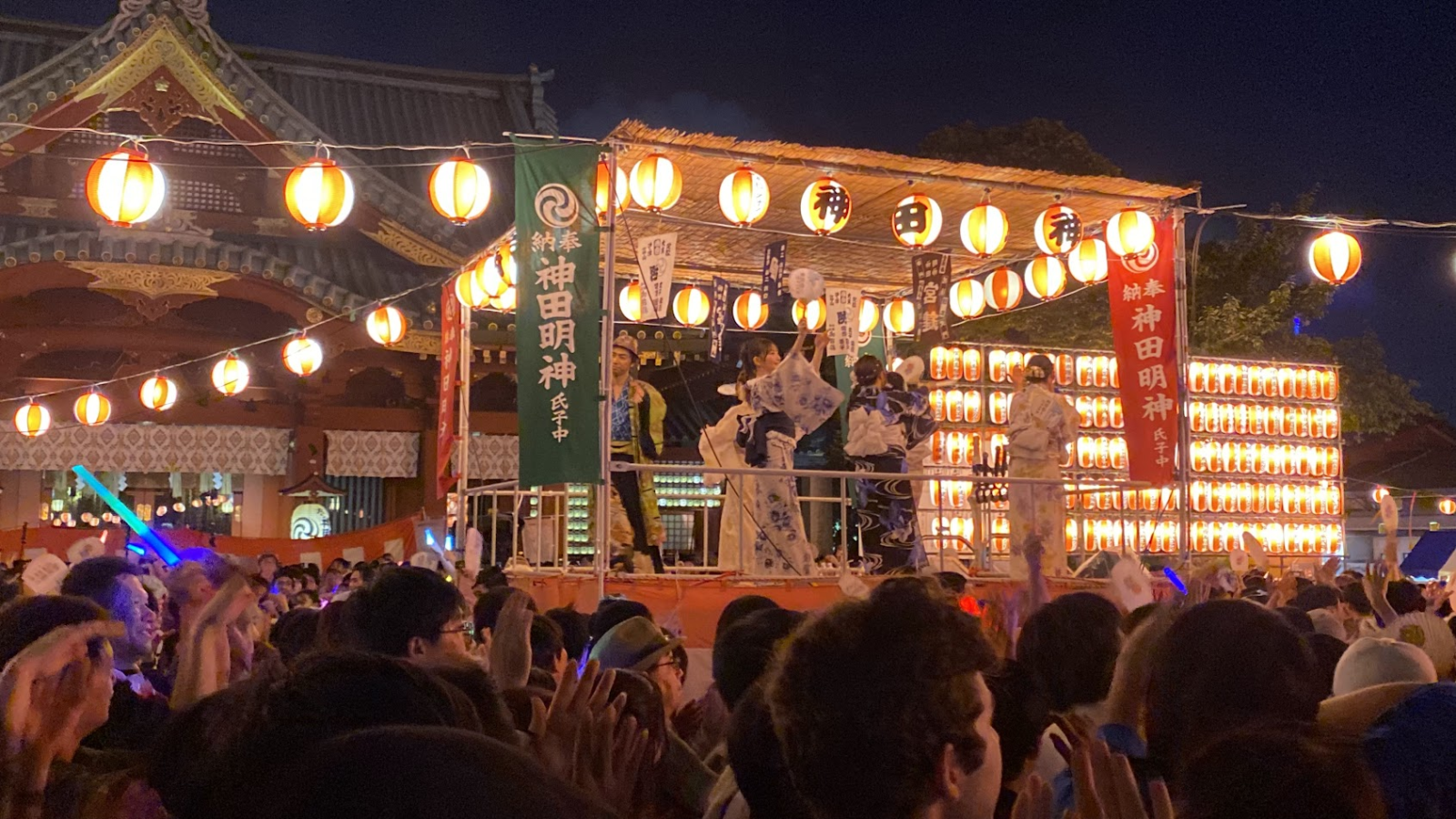 2026年神田明神アニソン盆踊り終盤、櫓と来場者が一体となって盛り上がる様子