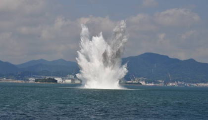 2013年、関門航路で発見された機雷の水中爆破処理