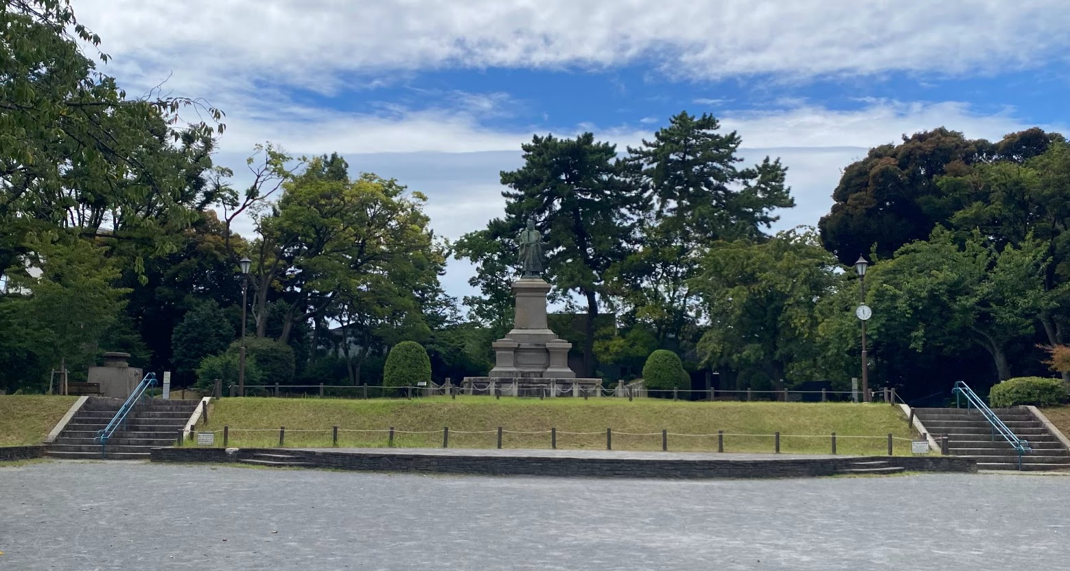 掃部山公園の井伊直弼銅像前にある集合場所