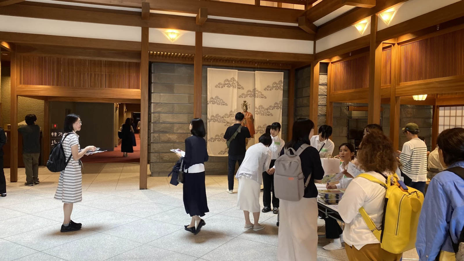 大規模改修後の横浜能楽堂で入場する来場者