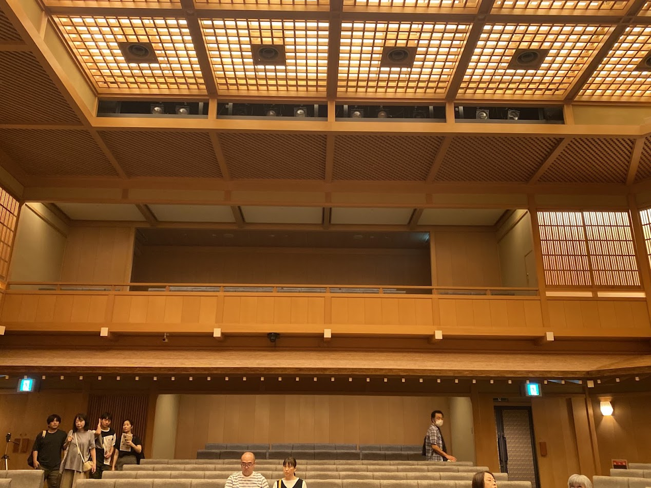 横浜能楽堂の2階席と本舞台