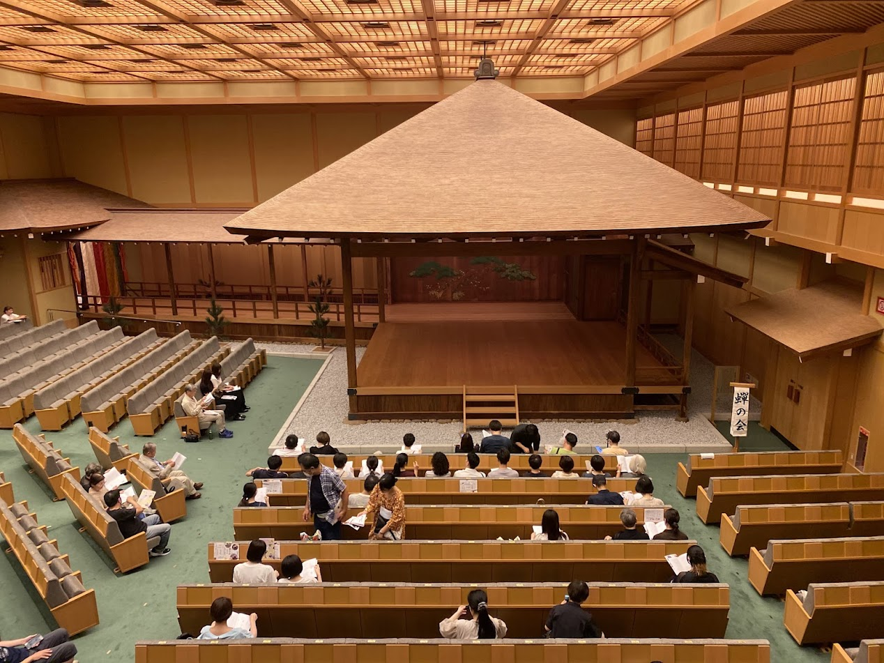 横浜能楽堂2階席から見た本舞台と客席