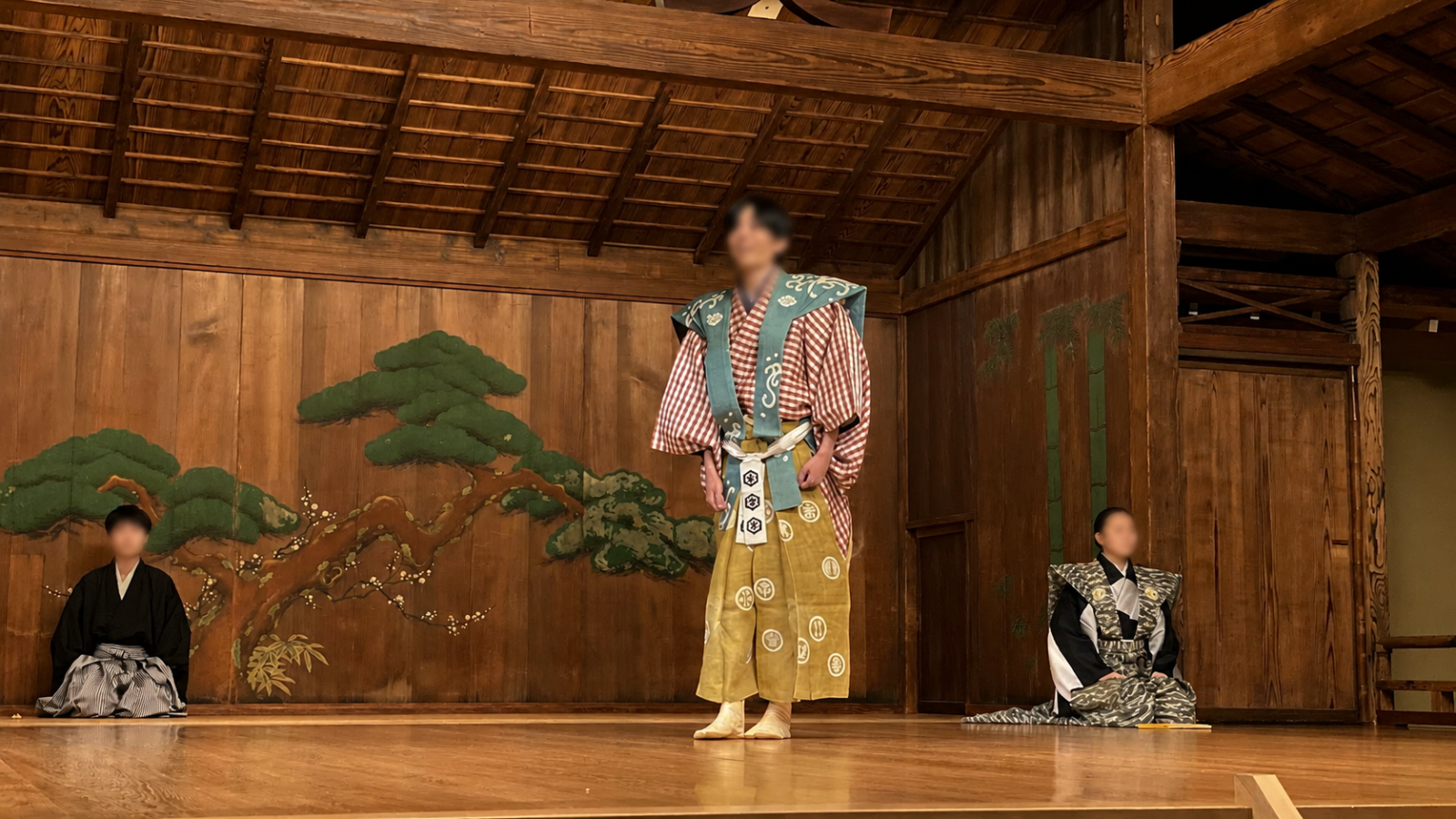 横浜能楽堂で上演された狂言「鐘の音」の舞台