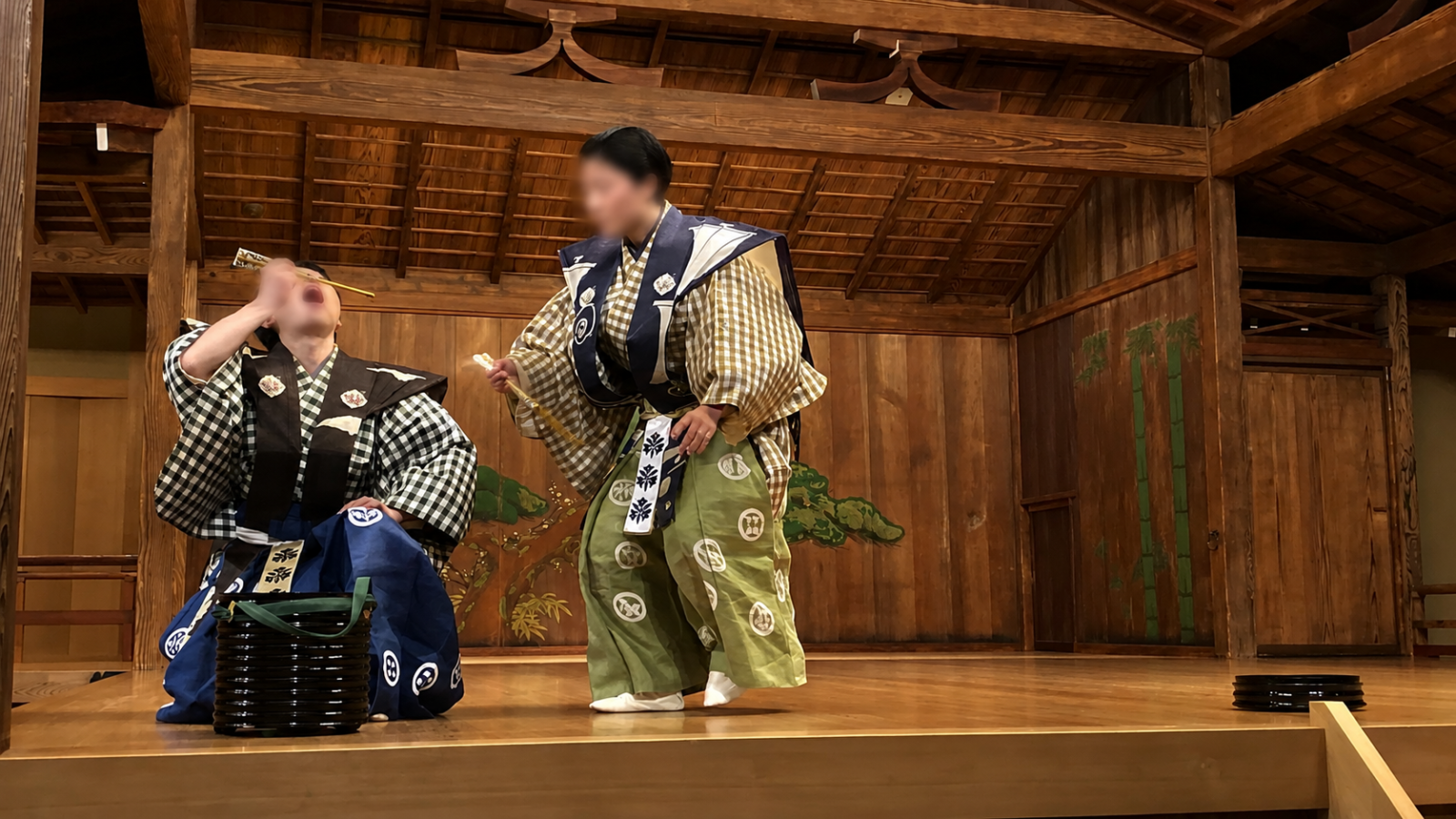 横浜能楽堂で上演された狂言「附子」の舞台
