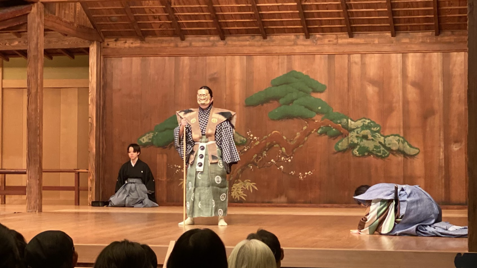 横浜能楽堂で上演された狂言「清水」の舞台