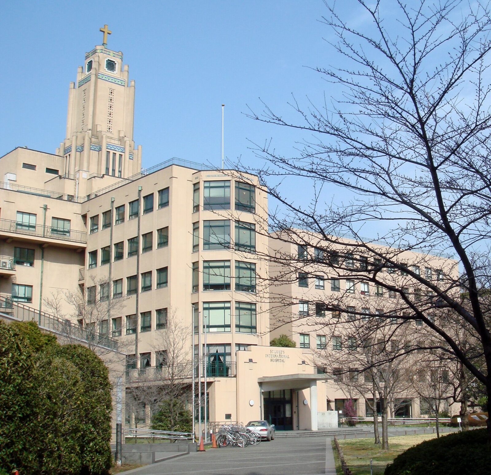 東京都中央区の聖路加国際病院を上空から見た外観