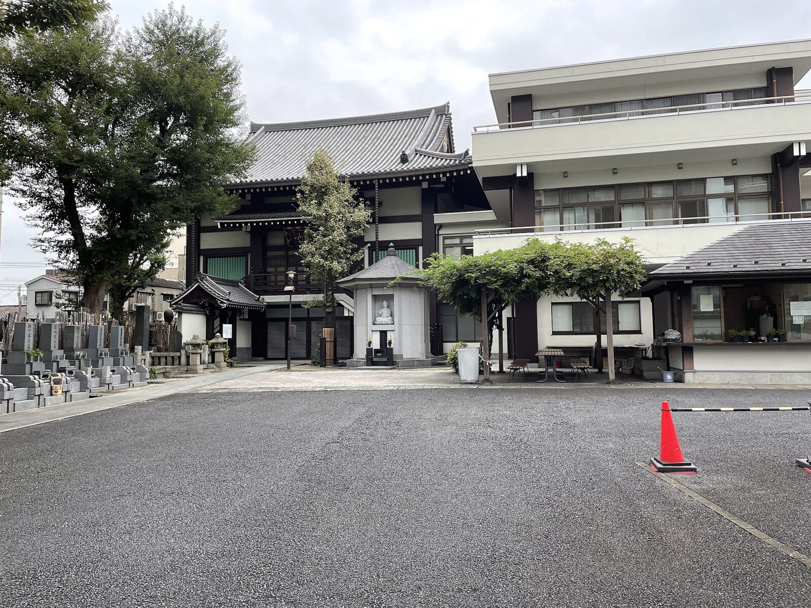 荒川区南千住にある浄閑寺の境内景観