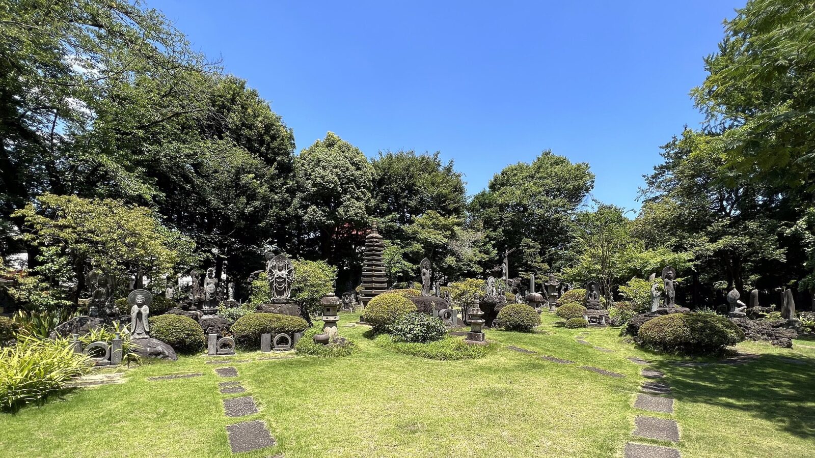 中野区沼袋の明治寺に並ぶ百観音