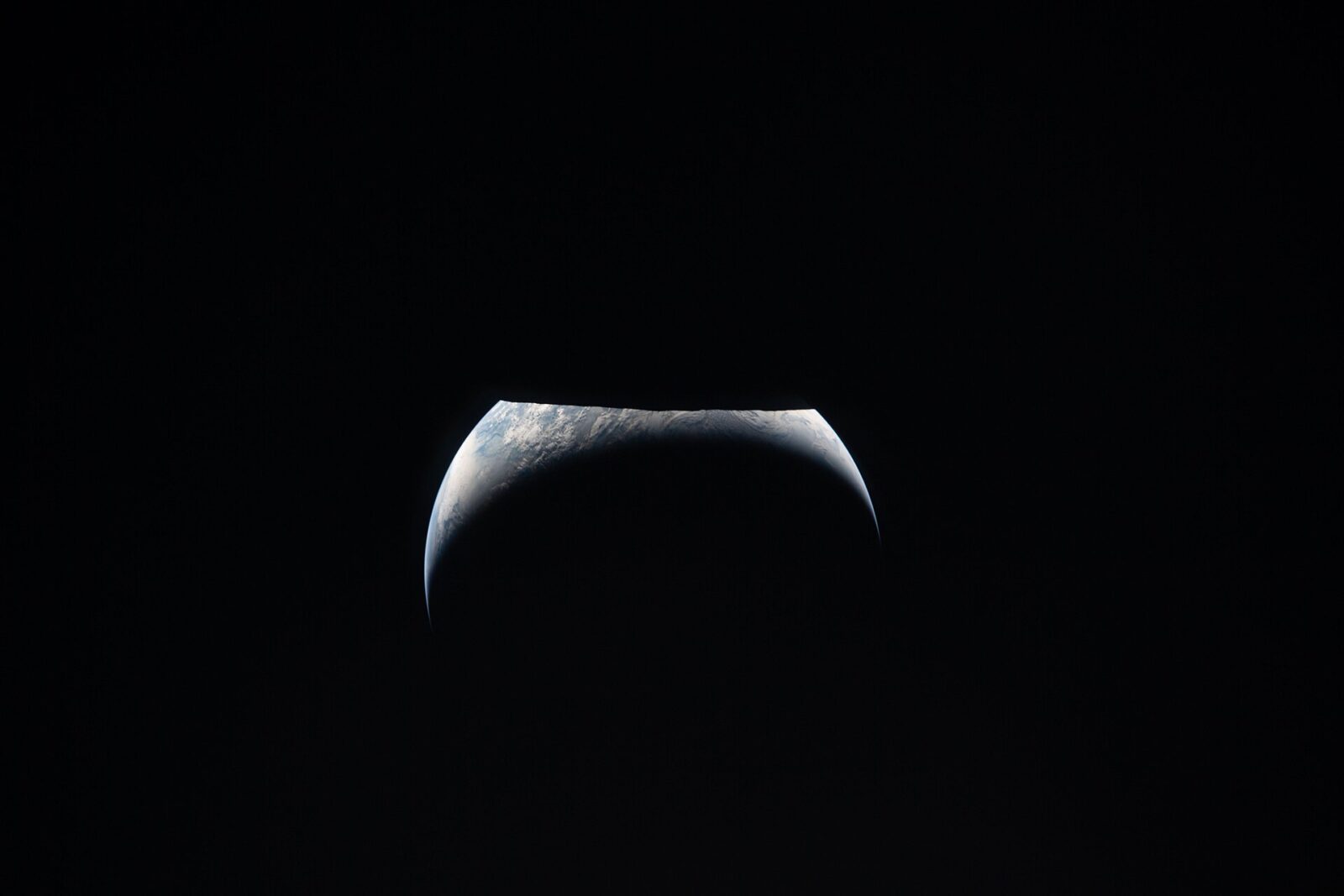2026年Artemis IIの月フライバイ中にOrion宇宙船から撮影した地球の出