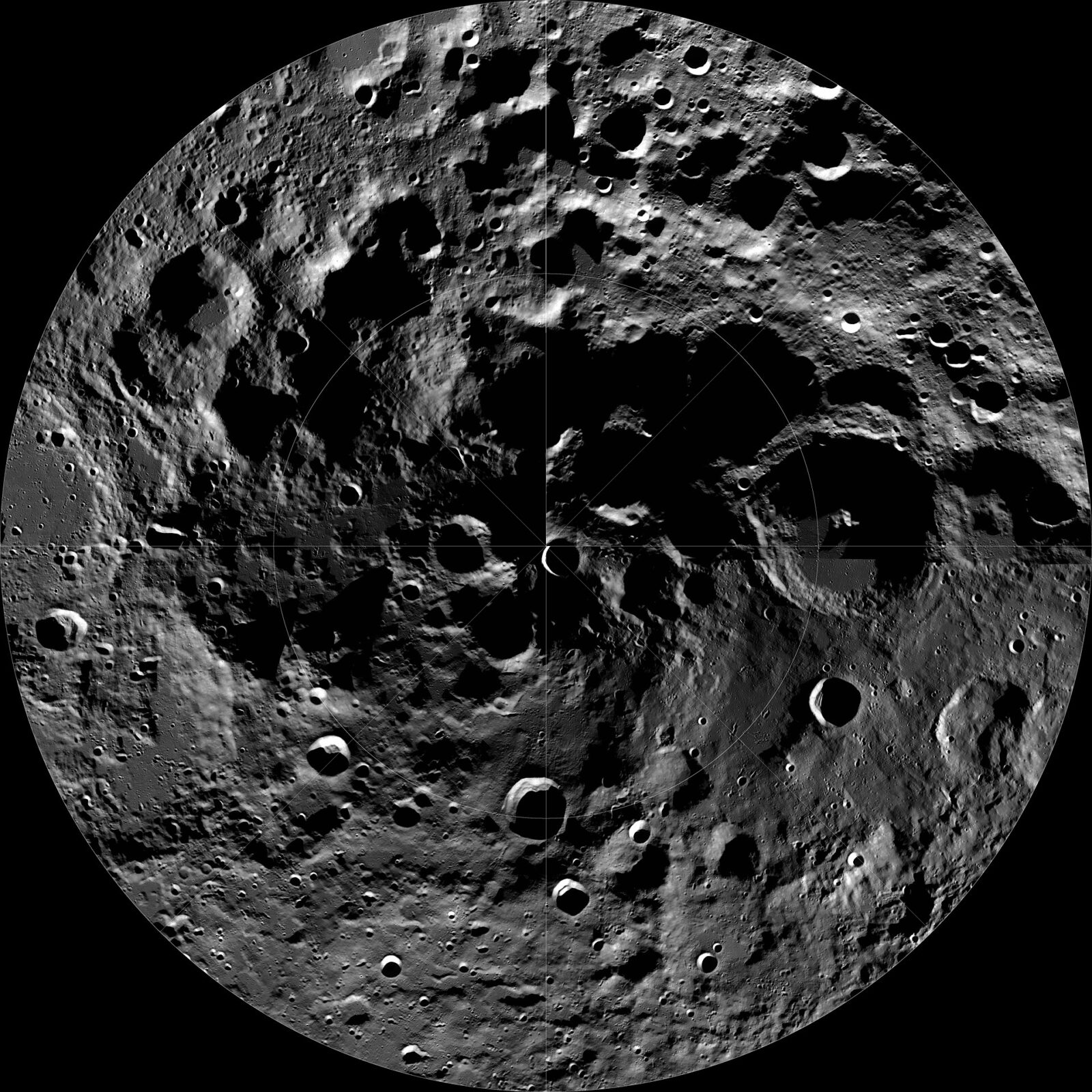 NASAのLROが撮影した月南極地域のモザイク画像